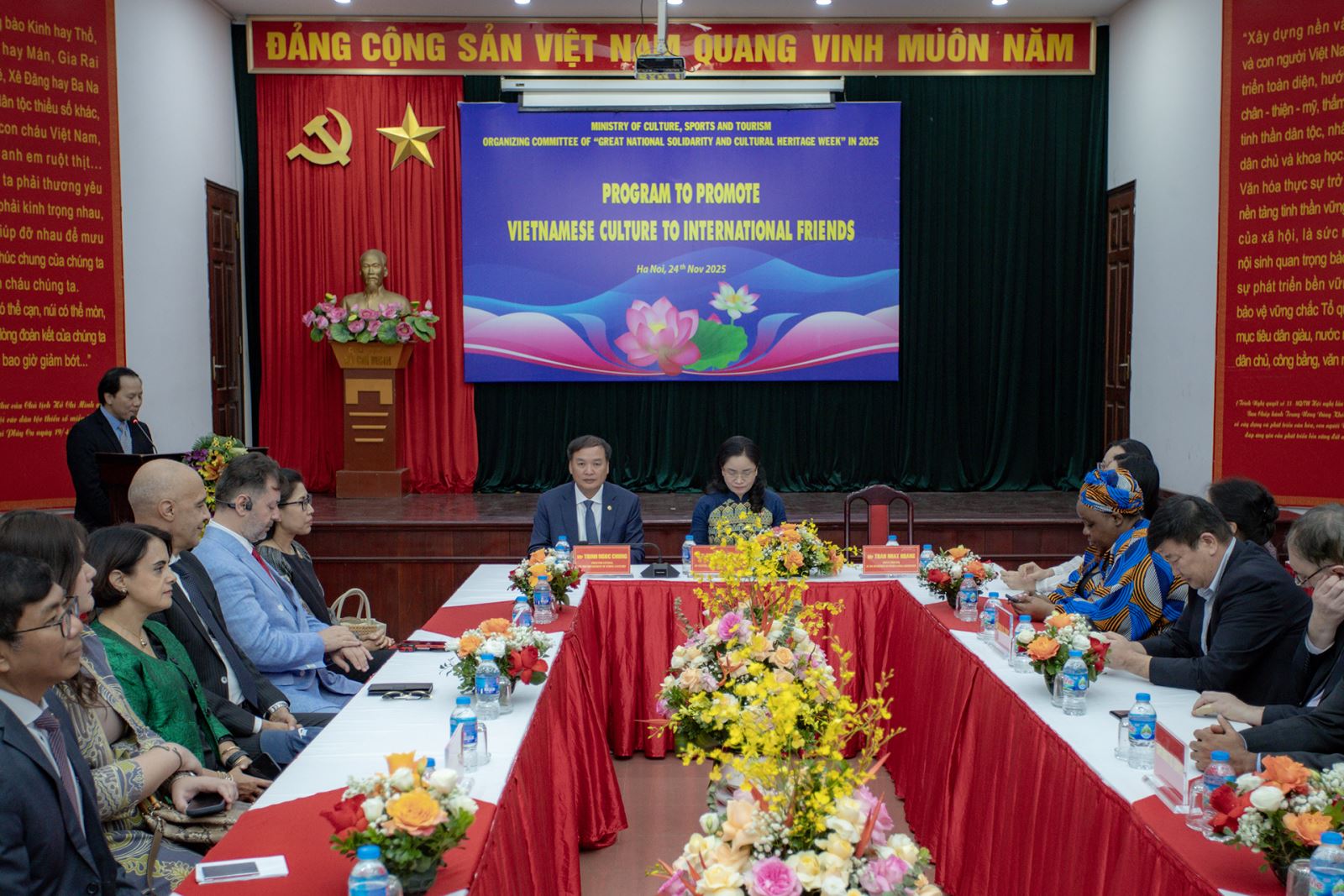 Ngày 24-11, trong khuôn khổ các chuỗi sự kiện được tổ chức tại Làng Văn hóa - Du lịch các dân tộc Việt Nam (Đoài Phương, Hà Nội) đã diễn ra chương trình quảng bá và giới thiệu văn hóa Việt Nam đến bạn bè quốc tế, đặc biệt là đoàn Đại sứ, Đại biện, Trưởng đại biện, trưởng các cơ quan, tổ chức quốc tế.