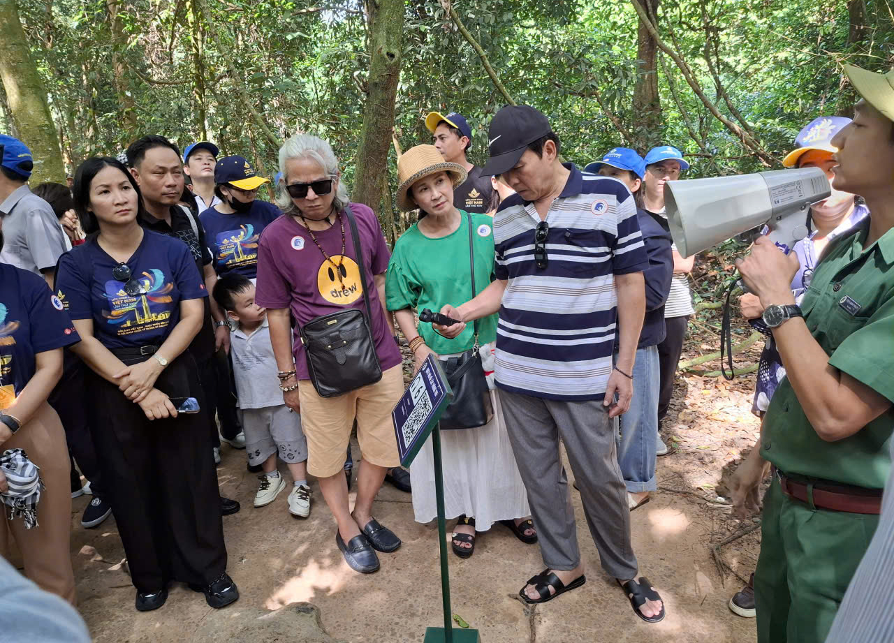 Đoàn nghệ sĩ điện ảnh tham quan Địa đạo Củ Chi