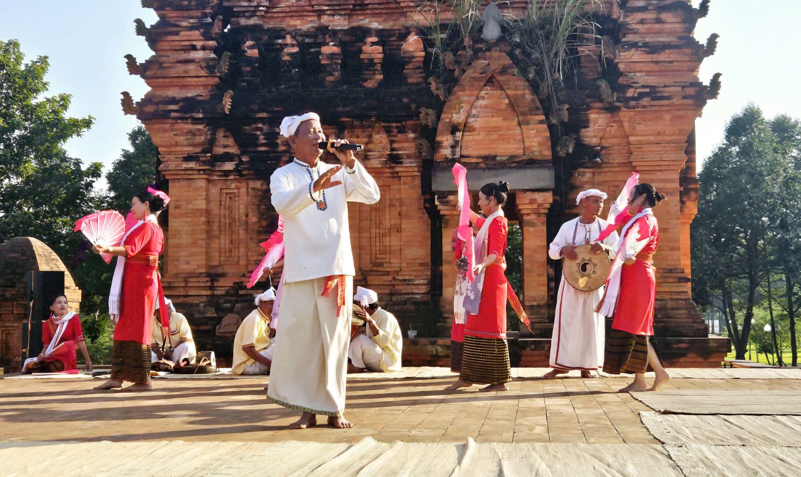Trong chuỗi sự kiện Tuần “Đại đoàn kết các dân tộc - Di sản văn hóa Việt Nam” năm 2025, ngày 23-11, tại sân Tháp Chăm, Làng Văn hóa - Du lịch các dân tộc Việt Nam (Đồng Mô, Đoài Phương, Hà Nội), đoàn nghệ thuật “Hoa đất tháp” đã mang đến chương trình ca nhạc dân gian với 15 tiết mục ca múa nhạc đặc sắc cùng những sản phẩm gốm từ “hoa đất tháp”.