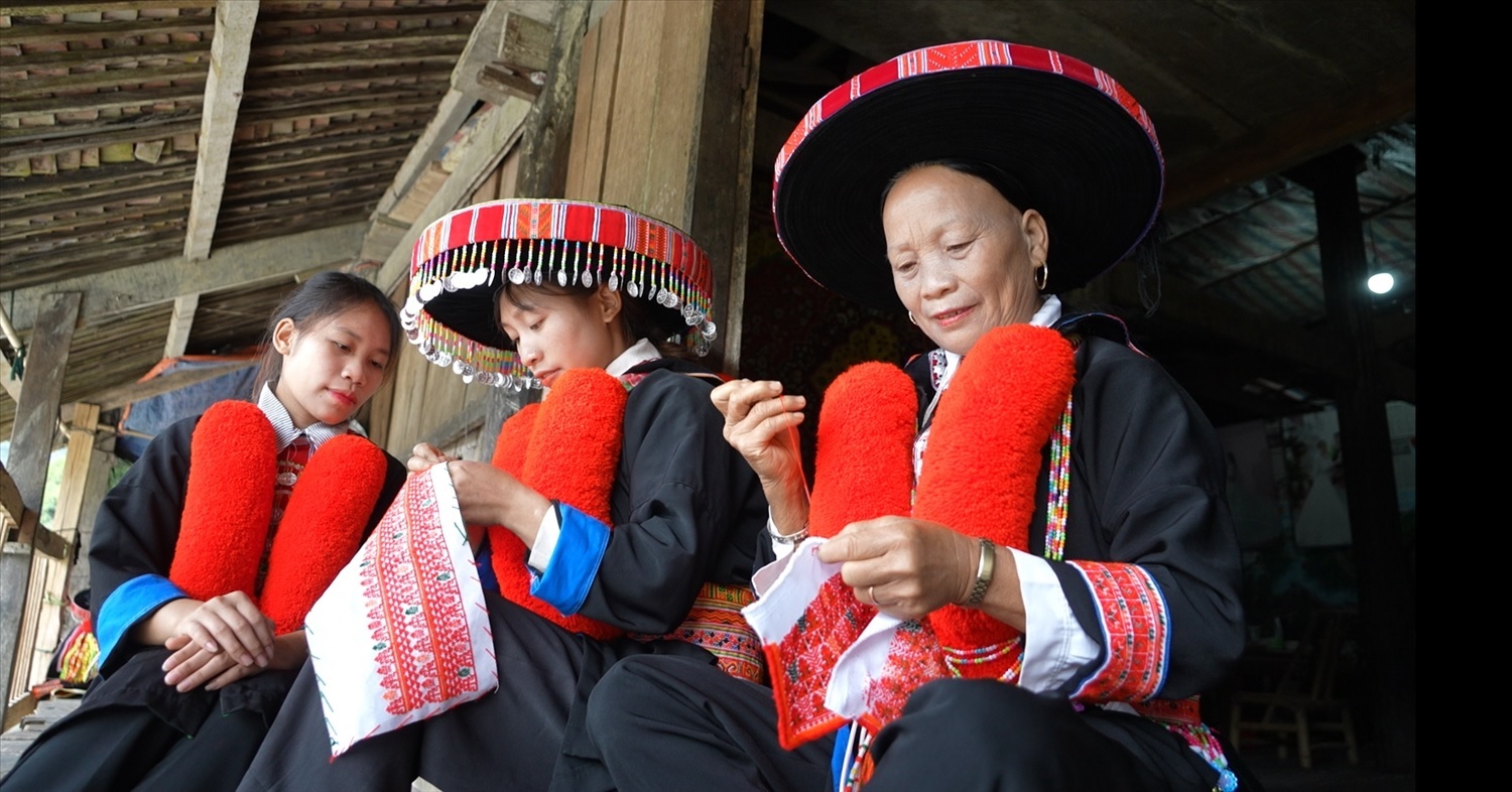 Pixel art - Giải pháp thị giác số hóa di sản thêu thổ cẩm của người Dao Đỏ tại Lũng Slàng