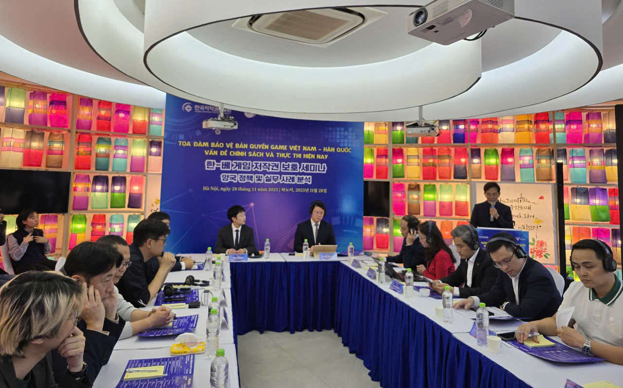 Chiều 28-11 tại Hà Nội, Trung tâm Bảo vệ bản quyền Việt Nam (VCPC - Cục Bản quyền tác giả, Bộ VHTTDL) phối hợp với Cơ quan Bảo vệ bản quyền Hàn Quốc (KCOPA) và Trung tâm Văn hóa Hàn Quốc tại Việt Nam tổ chức Tọa đàm quốc tế “Bảo vệ bản quyền game Việt Nam - Hàn Quốc: Thực tiễn chính sách và thực thi hiện nay” với sự tham dự của hơn 40 đại biểu đến từ cơ quan quản lý nhà nước, tổ chức bảo vệ bản quyền, doanh nghiệp game, nền tảng số, chuyên gia pháp lý và báo chí hai quốc gia Việt Nam và Hàn Quốc. Đây là một trong những sự kiện nằm trong Tuần lễ game Hàn Quốc 2025 lần thứ 3 tại Hà Nội.