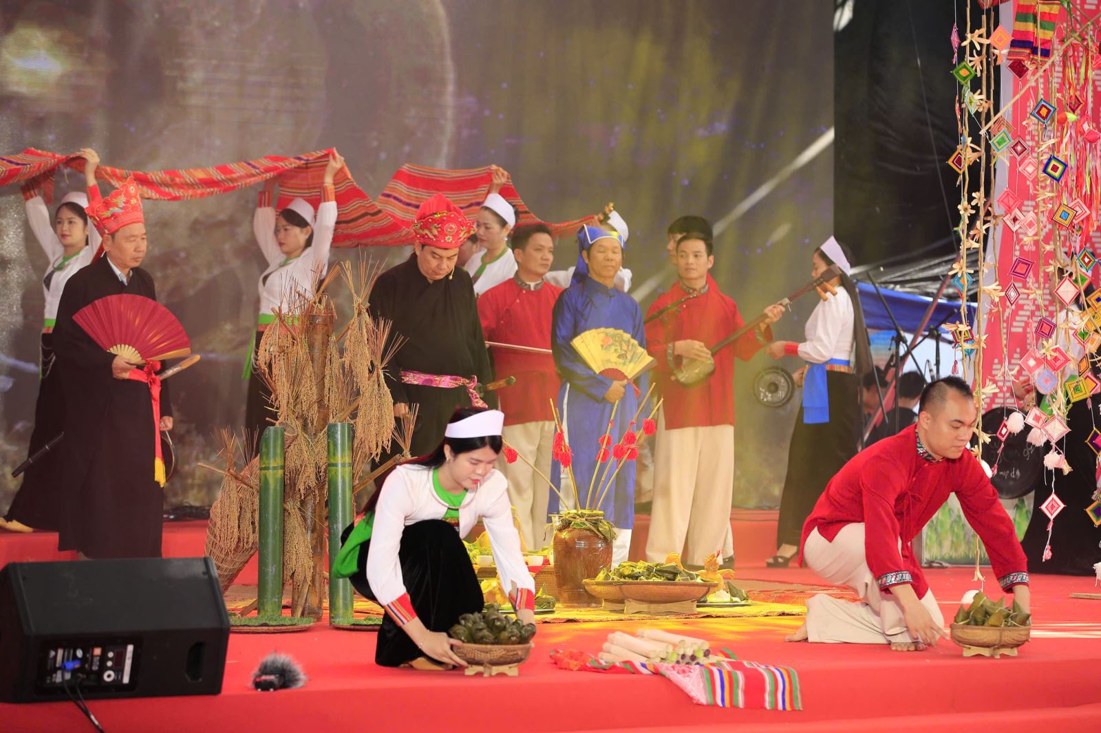 Lễ hội xuống đồng Mường Vang tỉnh Phú Thọ là một trong những lễ hội nông nghiệp độc đáo của người Mường, gắn liền với đời sống cư dân trồng lúa nước. Thường được tổ chức vào ngày mùng 8 tháng Giêng âm lịch hằng năm, trong tiết trời xuân tươi mới, lễ hội không chỉ là dịp cầu cho mùa màng bội thu, bản làng yên vui, mà còn là không gian để cộng đồng người Mường gửi gắm ước vọng về một cuộc sống no ấm, bình yên. 