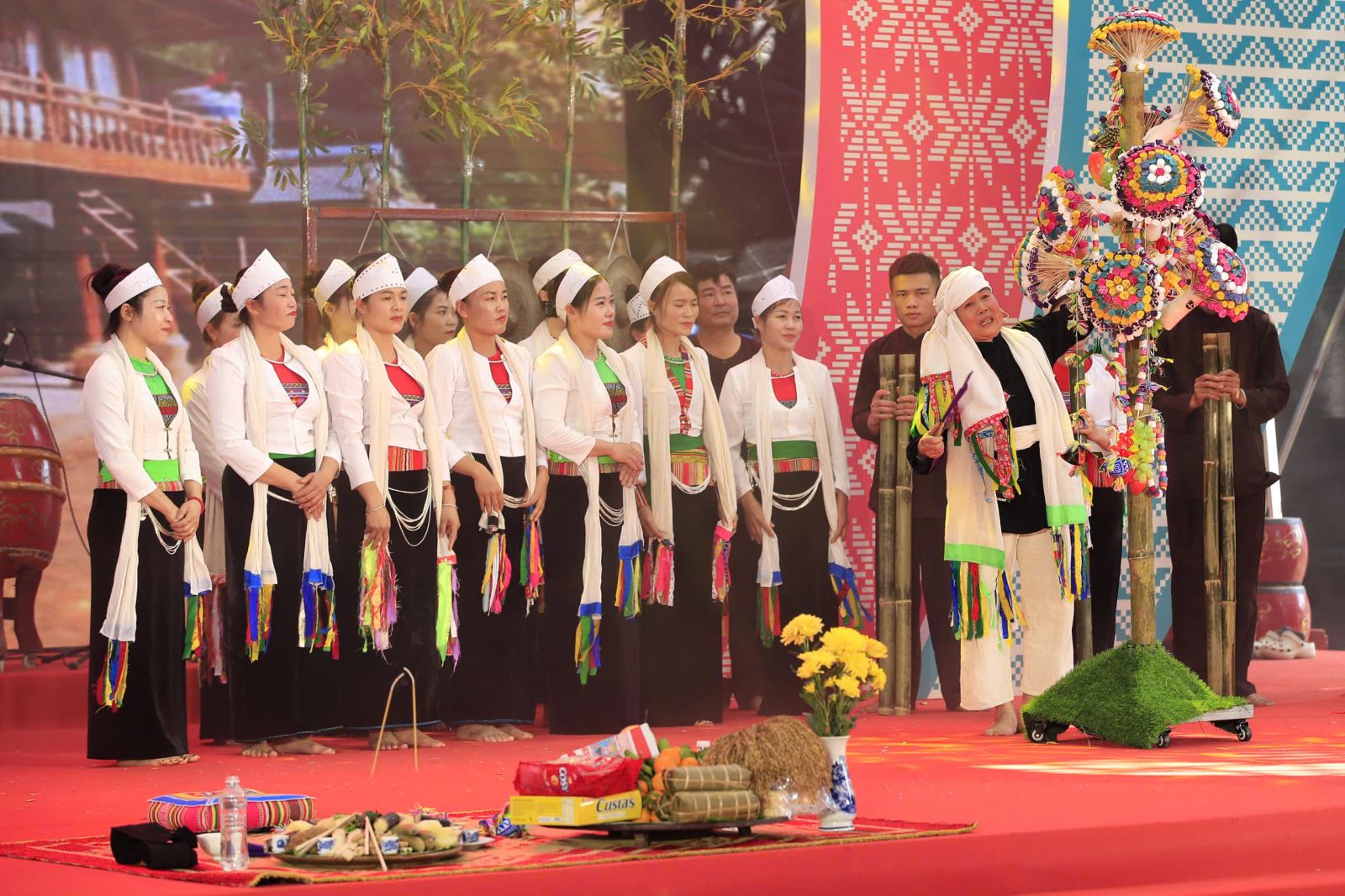 Lễ hội Ăn trường của người Mường thôn Đoàn Kết (xã Liên Sơn, tỉnh Lào Cai) là một trong những nghi lễ đầu Xuân độc đáo còn được gìn giữ. Lễ hội mang ý nghĩa đặc biệt: vừa là nghi lễ tâm linh tôn kính, tưởng nhớ các vị thần linh, những người có công mở đất, lập mường, vừa là dịp cầu mong vạn vật sinh sôi nảy nở, mưa thuận gió hòa, mùa màng bội thu, cuộc sống ấm no, hạnh phúc đến với mọi nhà.