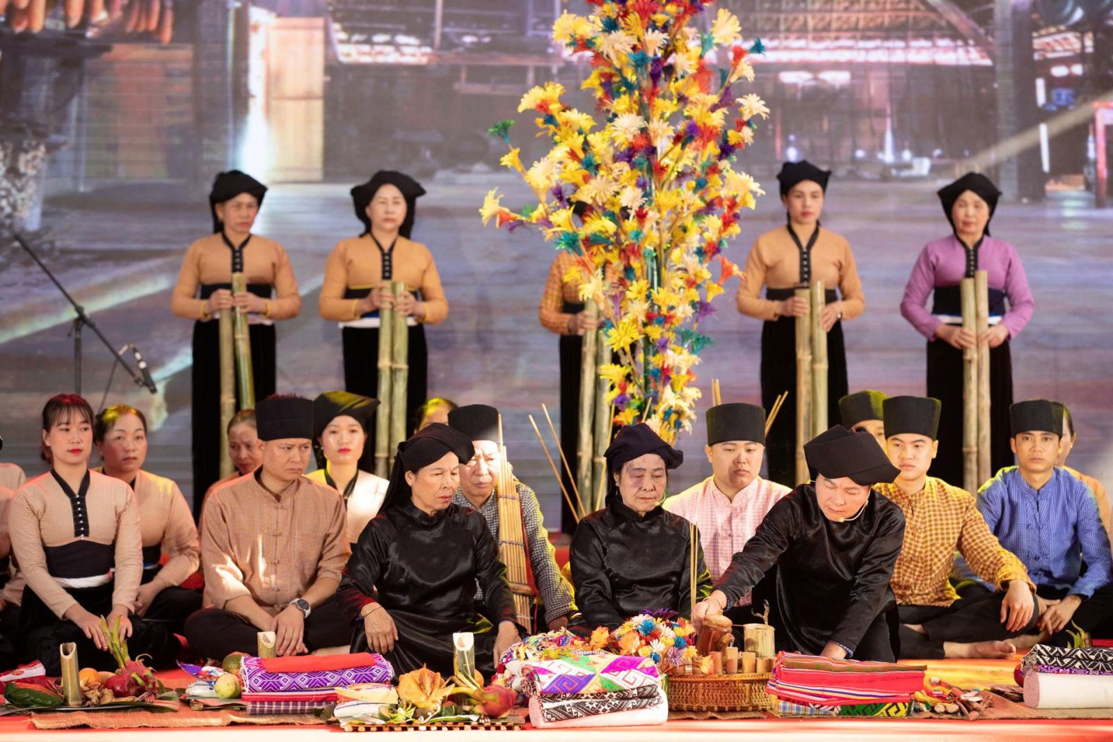 Trong khuôn khổ Ngày hội Văn hóa Mường lần thứ II năm 2025, đoàn nghệ nhân tỉnh Sơn La đã giới thiệu trích đoạn nghi lễ Mợi của người Mường xã Phù Yên – một nghi lễ tâm linh đặc sắc, phản ánh đời sống tín ngưỡng phong phú và khát vọng hướng tới cuộc sống bình an, ấm no của đồng bào Mường. Việc trình diễn nghi lễ tại ngày hội không chỉ giúp người xem hiểu hơn về nét văn hóa đặc sắc của người Mường, đồng thời góp phần tăng cường tinh thần đoàn kết, bảo tồn giá trị văn hóa truyền thống dân tộc.