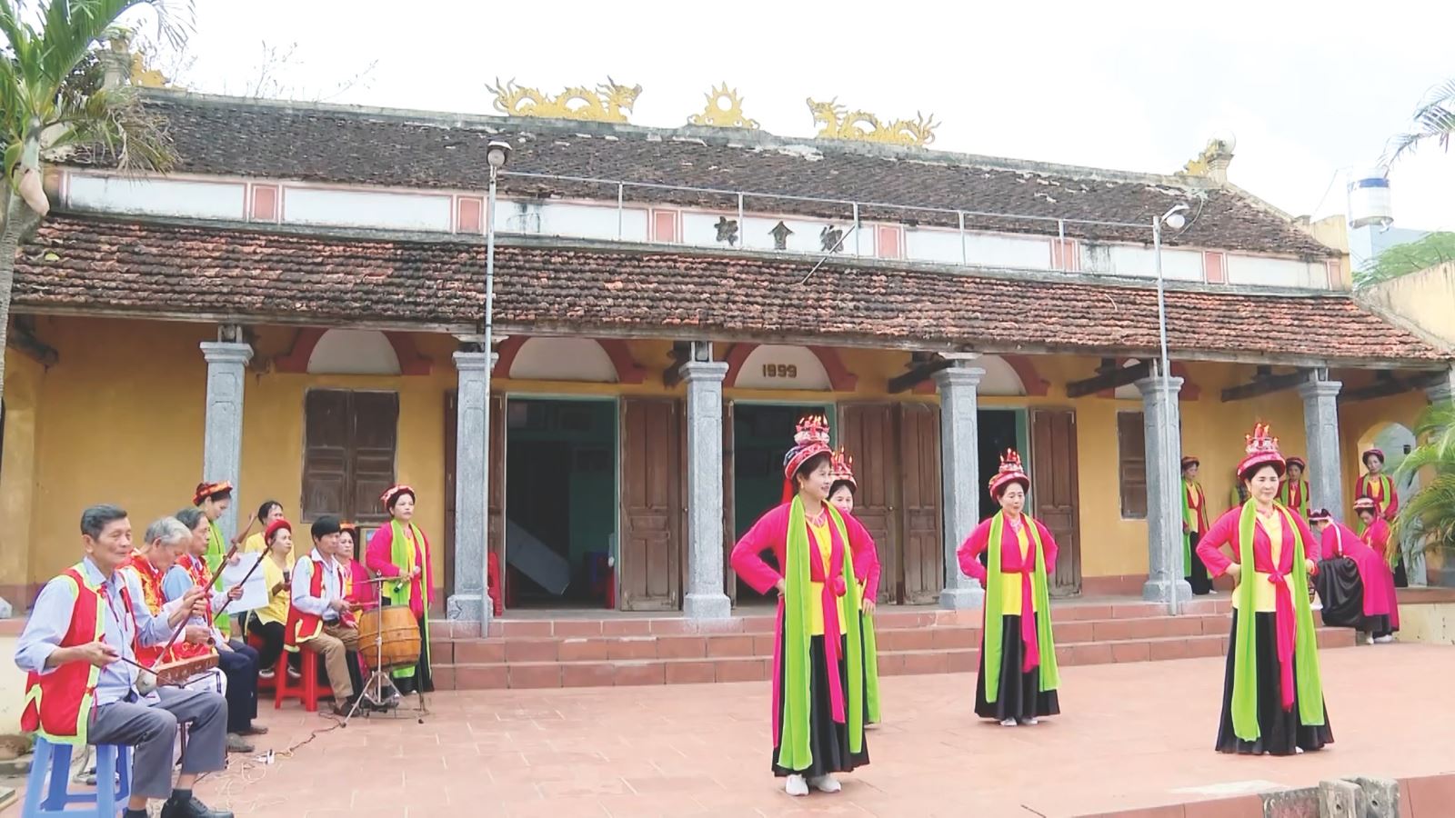 Đặc sắc điệu múa đèn xếp chữ và hát chèo chải cổ ở xã Thiệu Quang