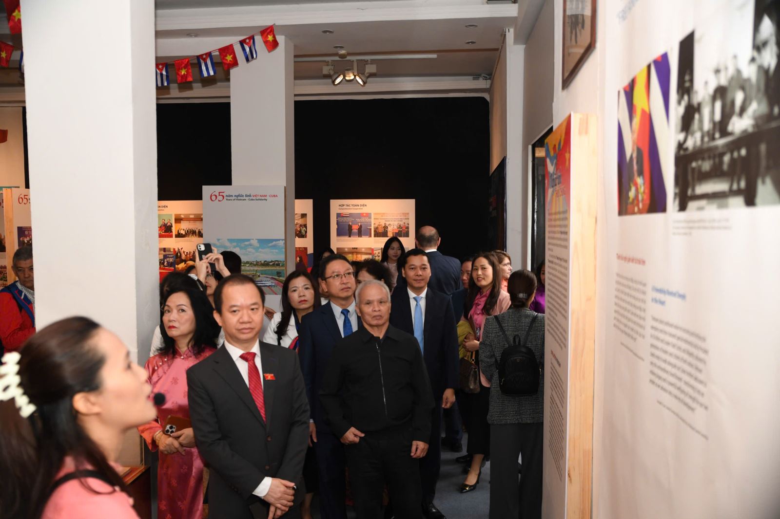 Khai mạc Triển lãm “Nghĩa tình thủy chung” 