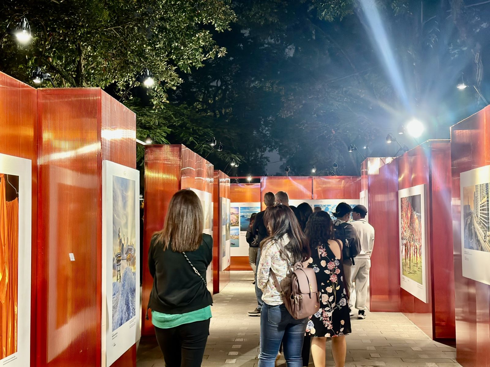 Tối 5-12, tại không gian phố đi bộ hồ Hoàn Kiếm (Hà Nội), “Ngày hội Việt Nam hạnh phúc - Vietnam Happy Fest 2025” chính thức diễn ra, mở đầu cho chuỗi hoạt động kéo dài từ ngày 5 đến 7-12 nhằm lan tỏa thông điệp sống tích cực, xây dựng cộng đồng gắn kết và tôn vinh những giá trị đẹp của đời sống Việt Nam đương đại. Chương trình do Bộ VHTTDL chủ trì, phối hợp cùng UBND TP Hà Nội, Đài Truyền hình Việt Nam và Hội Nghệ sĩ Nhiếp ảnh Việt Nam tổ chức, thu hút đông đảo người dân và du khách trong nước lẫn quốc tế. Một trong những điểm nhấn nổi bật của ngày hội là triển lãm ảnh “Việt Nam hạnh phúc”, trưng bày tại nhiều cụm không gian mở quanh bờ hồ.