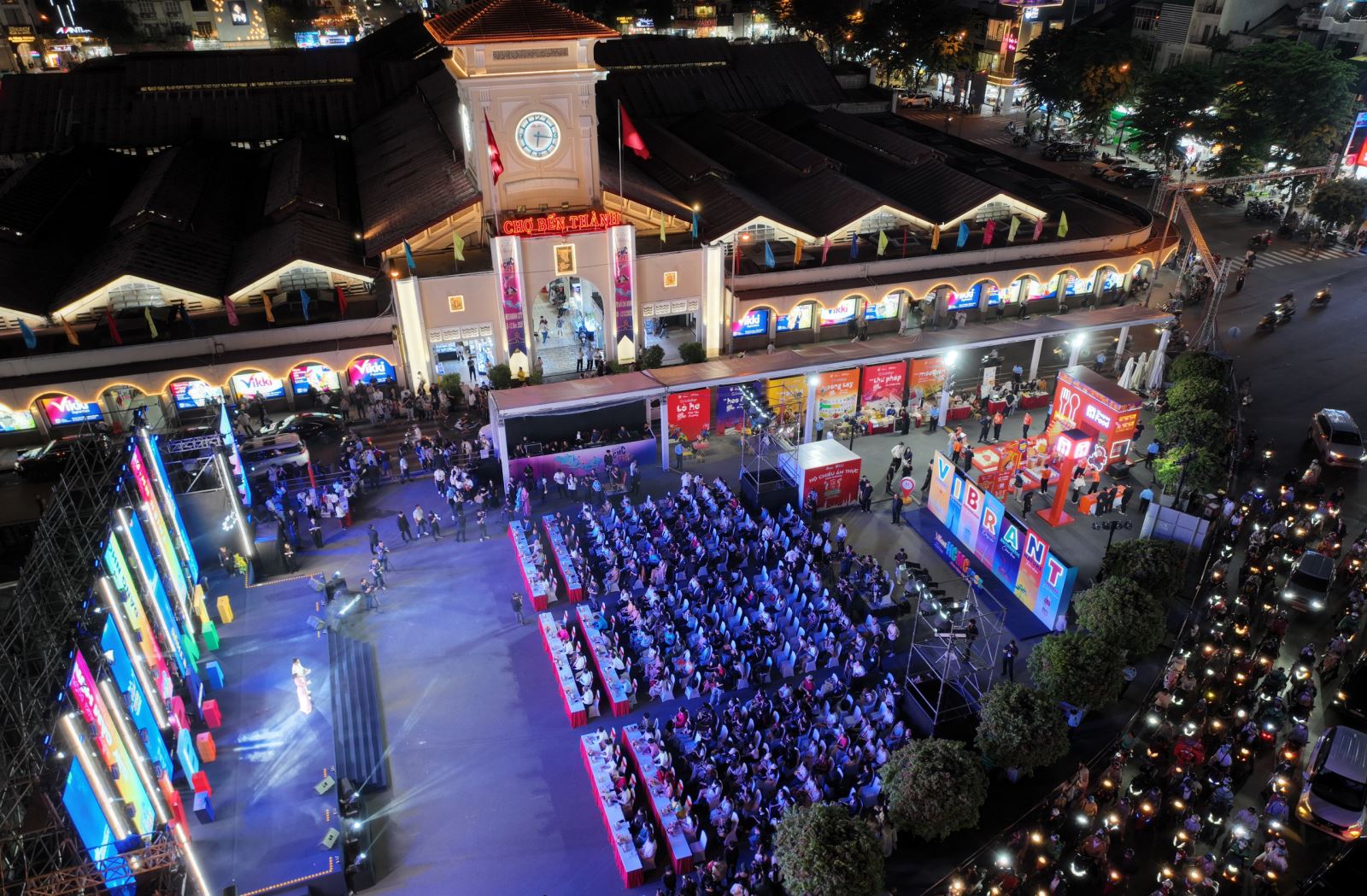 Tối 5-12, tại khu vực tiểu đảo trước chợ Bến Thành đã diễn ra Lễ phát động Tuần lễ Du lịch TP.HCM lần thứ 5 - năm 2025, với chủ đề “Sống động mùa lễ hội - Vibrant Ho Chi Minh Fest”, mở màn chuỗi hoạt động quảng bá và xúc tiến du lịch cuối năm, hướng tới chào đón năm mới 2026.