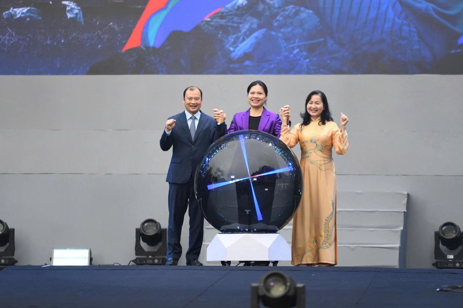 Sáng 6-12, tại Quảng trường Đông Kinh Nghĩa Thục, Lễ khai mạc Ngày hội Việt Nam hạnh phúc - Vietnam Happy Fest 2025 đã tưng bừng diễn ra, mở đầu cho chuỗi hoạt động văn hóa - nghệ thuật kéo dài ba ngày từ 5 đến 7-12 quanh khu vực hồ Hoàn Kiếm. Sự kiện thu hút đông đảo người dân và du khách, trở thành điểm nhấn đáng chú ý của Thủ đô trong những ngày cuối năm.