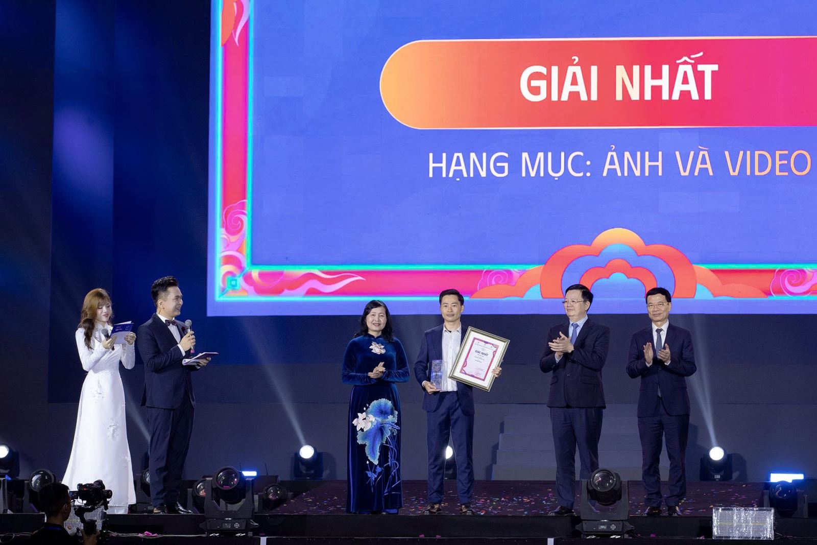 Tối 6-12, tại Quảng trường Đông Kinh Nghĩa Thục (Hà Nội), Lễ trao Giải thưởng truyền thông về quyền con người “Việt Nam hạnh phúc - Happy Vietnam 2025” đã diễn ra trong không khí trang trọng, thu hút sự quan tâm của đông đảo công chúng Thủ đô. Sự kiện do Bộ VHTTDL lịch phối hợp với Hội Nghệ sĩ Nhiếp ảnh Việt Nam và Đài Truyền hình Việt Nam tổ chức, nhằm tôn vinh những tác phẩm ảnh và video truyền cảm hứng về vẻ đẹp đất nước, con người Việt Nam trong tiến trình hội nhập.