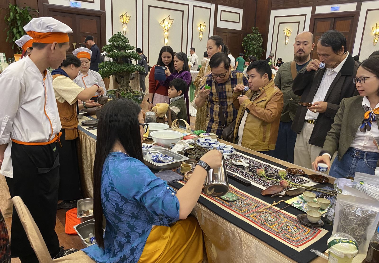 Chiều 6-12, tại Cung Hội nghị Quốc tế - Furama Đà Nẵng, Hiệp hội Văn hóa Ẩm thực Việt Nam (VCCA), Hiệp hội Văn hóa Ẩm thực Đà Nẵng (DCCA) và Furama Resort Đà Nẵng phối hợp tổ chức chương trình Văn hóa Trà Việt 2025 với chủ đề “Hương trà xưa – Vị bánh cổ”. Sự kiện là không gian hội tụ những tinh hoa của trà Việt, nghệ nhân trà, cùng những loại bánh truyền thống đặc sắc của miền Trung.