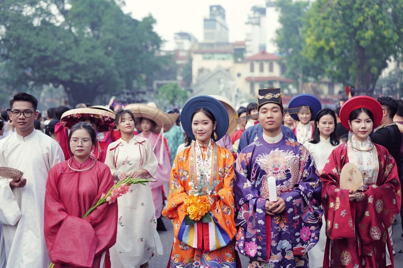 Hàng trăm người khoác Việt phục diễu hành quanh hồ Hoàn Kiếm trong Bách Hoa Hỷ Sự