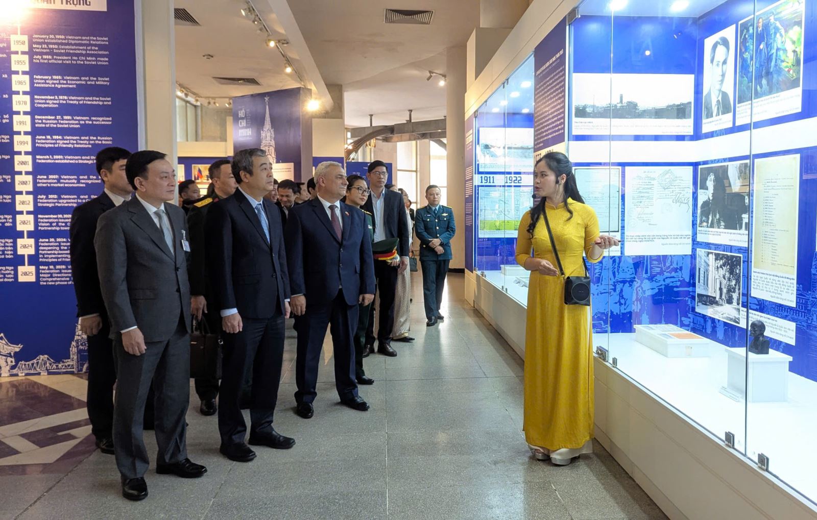 Nhân Kỷ niệm 75 năm thiết lập quan hệ ngoại giao Việt Nam - Liên bang Nga (30/1/1950 – 30/1/2025) và 108 năm Cách mạng Tháng Mười Nga vĩ đại (7/11/1917 – 7/11/2025), chiều ngày 8-12-2025 tại Hà Nội, Bảo tàng Hồ Chí Minh phối hợp với Vụ Lý luận Chính trị và Cục Lưu trữ , Văn phòng Trung ương Đảng tổ chức trưng bày chuyên đề “Dấu chân Hồ Chí Minh trên quê hương Cách mạng Tháng Mười”.