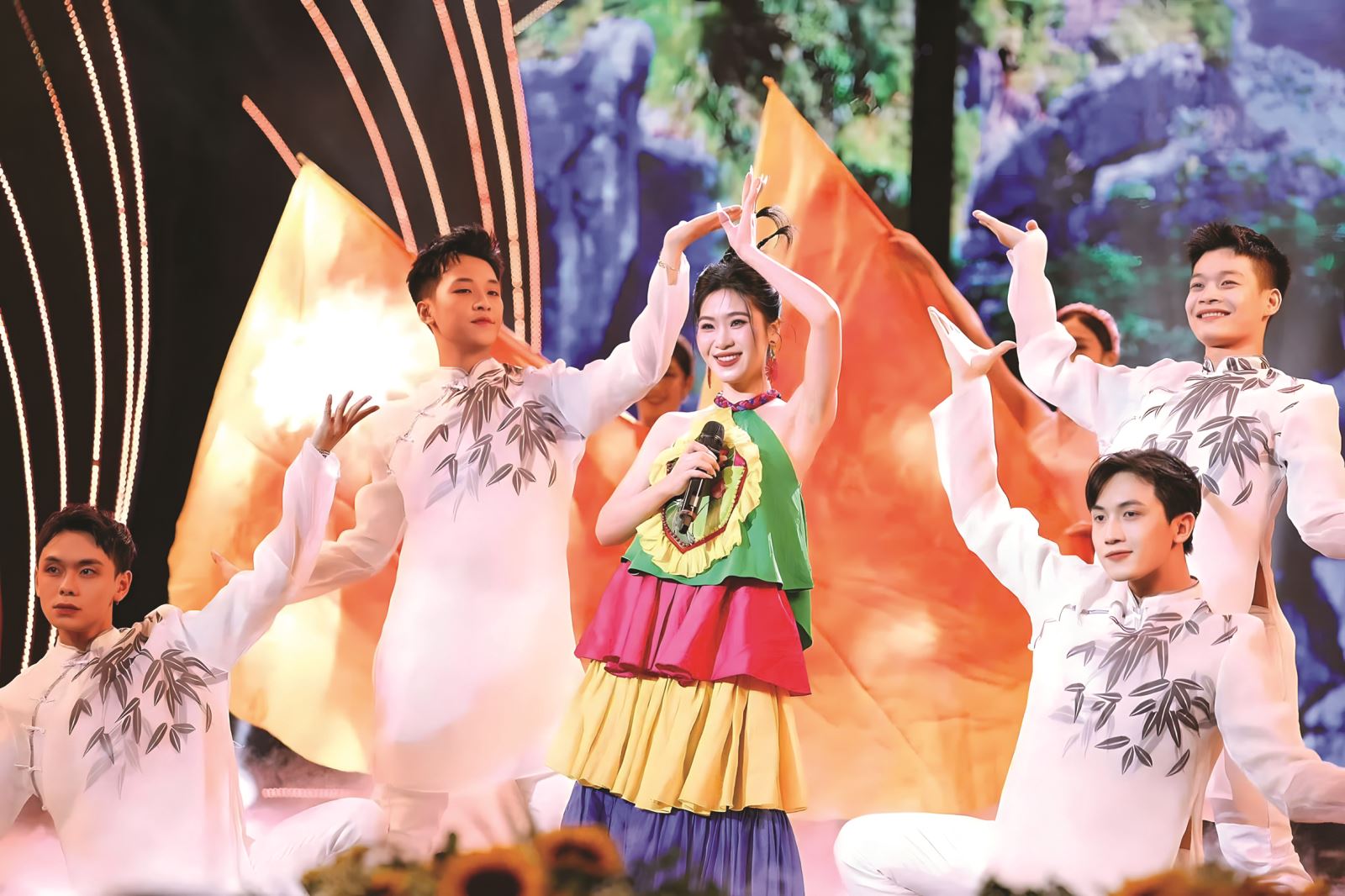 Âm nhạc dân gian Việt Nam là kho tàng vô giá, kết tinh từ tâm hồn, đời sống và lịch sử của dân tộc qua bao thế hệ. Từ những làn điệu dân ca mộc mạc đến nhịp trống rộn ràng của lễ hội, đó không chỉ là nguồn chất liệu nghệ thuật dồi dào mà còn là mạch nguồn nuôi dưỡng phong cách, bản sắc và cảm xúc sáng tạo cho nghệ sĩ nhạc nhẹ hôm nay. Trong dòng chảy toàn cầu hóa, khi âm nhạc thế giới ngày càng xóa nhòa ranh giới, việc đưa hơi thở dân gian vào nhạc nhẹ đương đại không chỉ là sự lựa chọn thẩm mỹ, mà còn là cách người nghệ sĩ giữ lại “hồn Việt” giữa nhịp sống hiện đại.