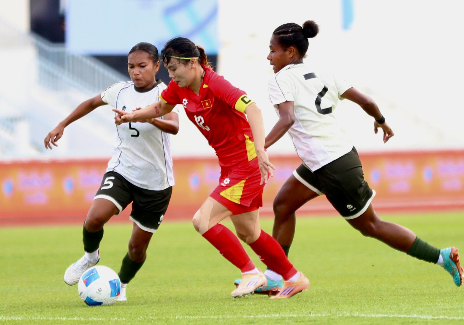 Ngày 14-12, ngày thi đấu chính thức thứ 5 tại SEA Games 33, Đoàn thể thao Việt Nam tiếp tục mang về thêm 5 HCV xếp vị trí thứ 3 trên bảng tổng sắp huy chương với 34 HCV, 34 HCB, 66 HCĐ, đứng sau đoàn Thái Lan và Indonesia.