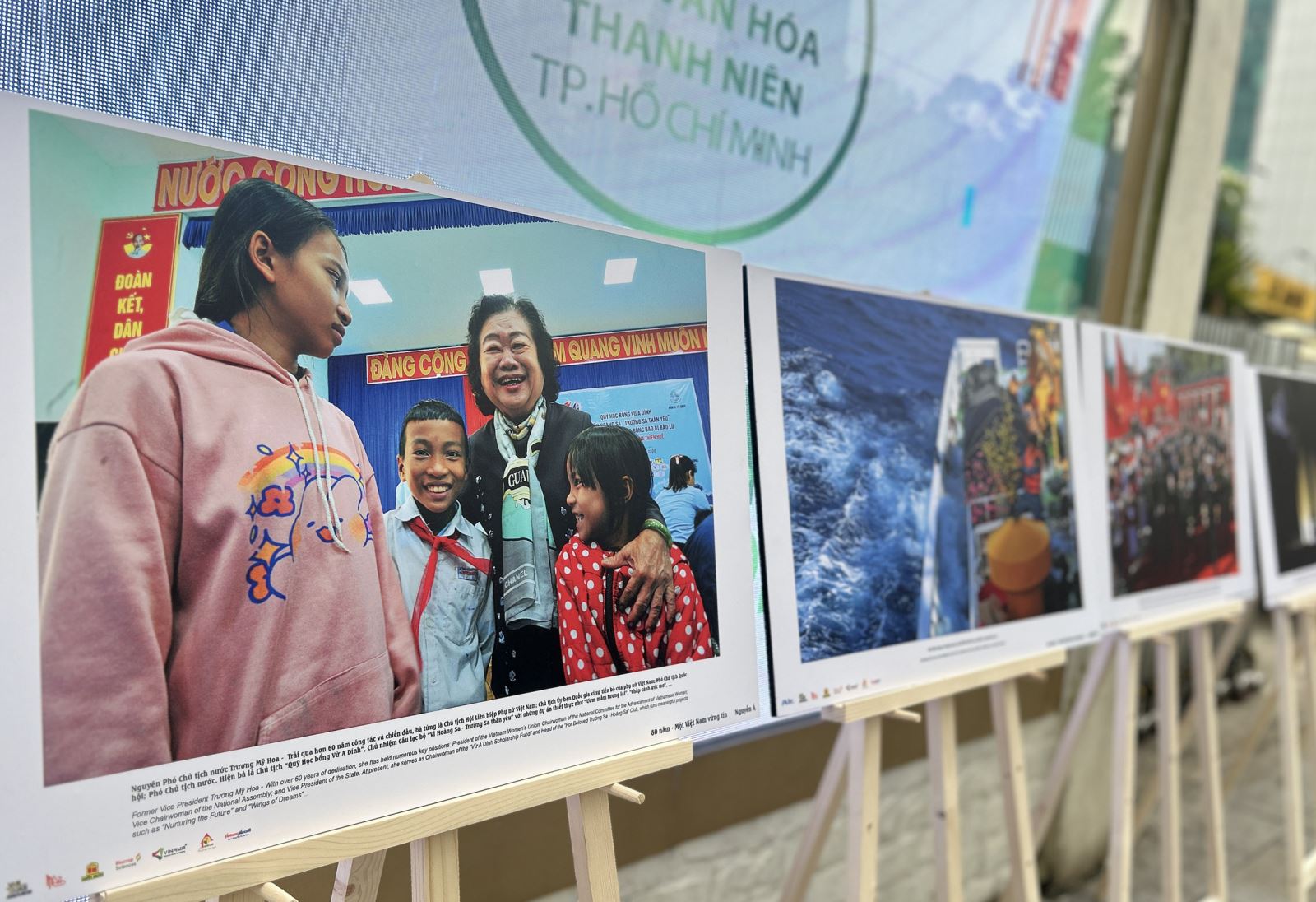 Tập sách ảnh “80 năm - Một Việt Nam vững tin” vừa ra mắt của nghệ sĩ nhiếp ảnh Nguyễn Á là một công trình nhiếp ảnh có giá trị tư liệu và nhân văn sâu sắc, khắc họa hành trình 8 thập niên hình thành, bảo vệ và phát triển của đất nước qua góc nhìn của một người kể chuyện bằng hình ảnh.