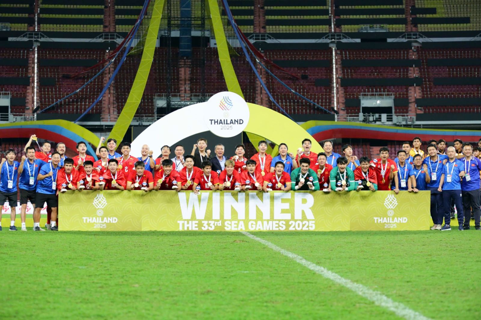 SEA Games 33: Lội ngược dòng thắng U22 chủ nhà Thái Lan trong trận chung kết với tỷ số 3-2, Đội tuyển U22 Việt Nam xuất sắc giành huy chương vàng