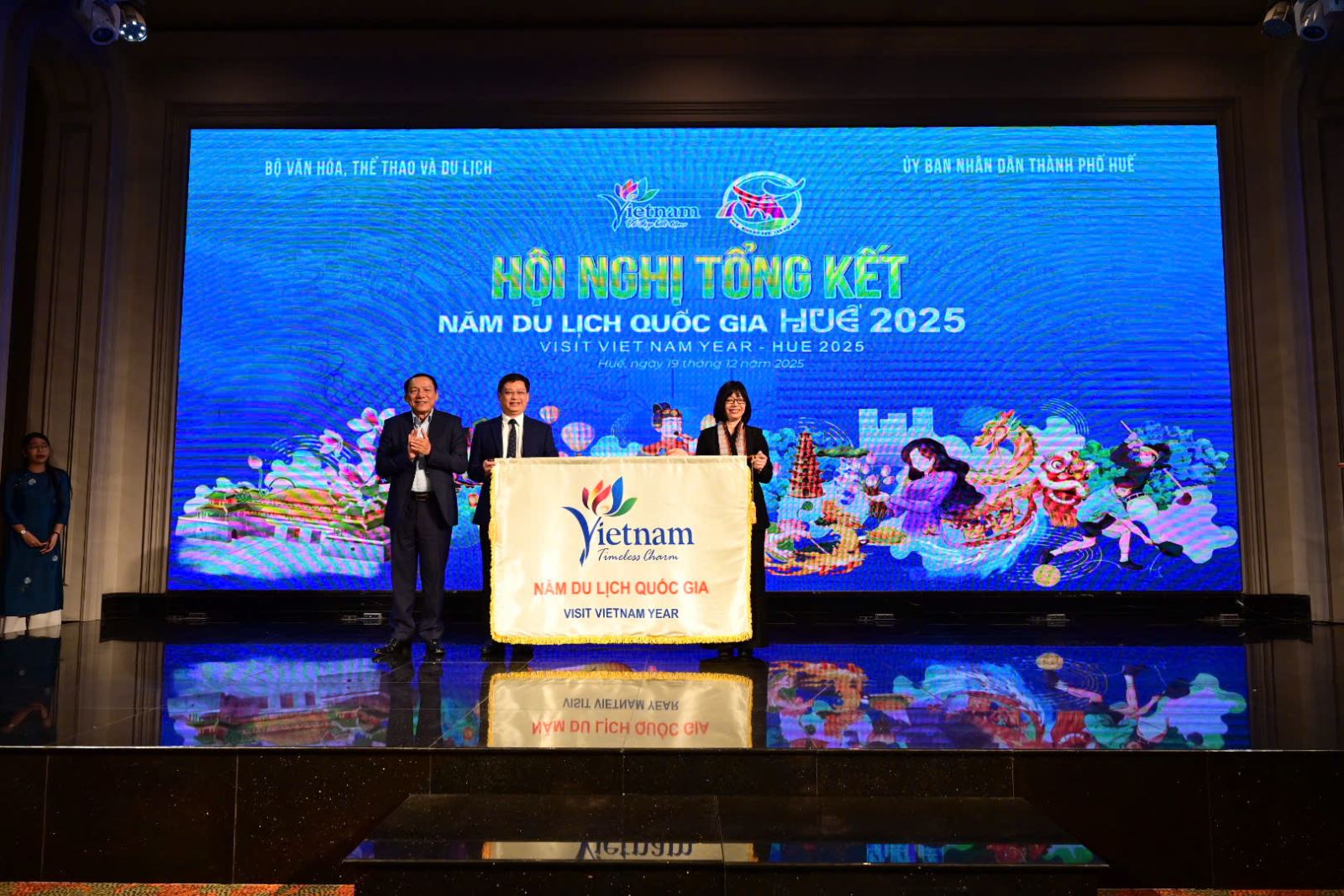 Sáng 19-12, tại thành phố Huế, Bộ VHTTDL phối hợp với UBND thành phố Huế long trọng tổ chức Hội nghị tổng kết Năm Du lịch quốc gia Huế 2025. Ủy viên Trung ương Đảng, Bộ trưởng Bộ VHTTDL Nguyễn Văn Hùng, Trưởng Ban chỉ đạo dự Hội nghị.
