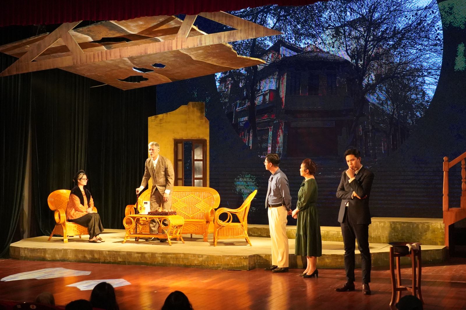 Vở kịch Mặt nạ người: Góc khuất sau một gia đình tứ đại đồng đường